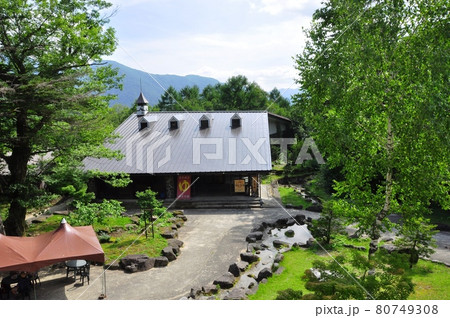新穂高ロープウェイ　しらかば平駅前の天然温泉神宝之湯(新穂高ビジターセンター）と緑豊かな散策路 80749308