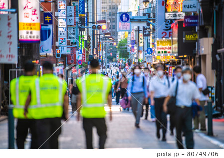 日本の東京都市景観4166人過去最多。五輪“狂行”中、新橋の飲み屋街は…=8月4日、夕方 日本の東京都市景観4166人過去最多。五輪“狂行”中、新橋の飲み屋街は…=8月4日、夕方 80749706