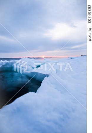 オホーツク海から見る流氷と初日の出 80749892
