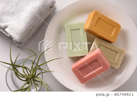 石鹸とバスルームの風景 石鹸とバスルームの風景 80749921
