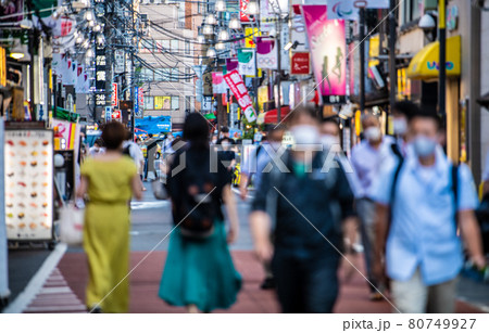 日本の東京都市景観4166人過去最多。五輪“狂行”中、新橋の飲み屋街は…=8月4日 日本の東京都市景観4166人過去最多。五輪“狂行”中、新橋の飲み屋街は…=8月4日 80749927