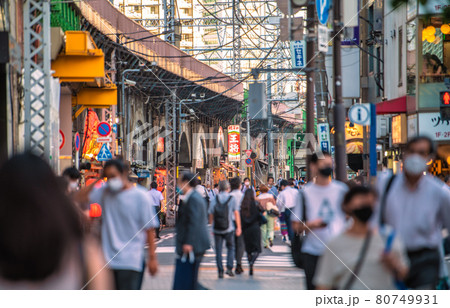 日本の東京都市景観4166人過去最多。五輪“狂行”中、新橋の飲み屋街は…=8月4日 日本の東京都市景観4166人過去最多。五輪“狂行”中、新橋の飲み屋街は…=8月4日 80749931