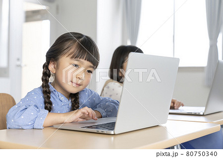 ノートパソコンに向かう小学1年生の女の子 ICT教育イメージ 撮影協力:中央工学校附属日本語学校 ノートパソコンに向かう小学1年生の女の子 ICT教育イメージ 撮影協力:中央工学校附属日本語学校 80750340