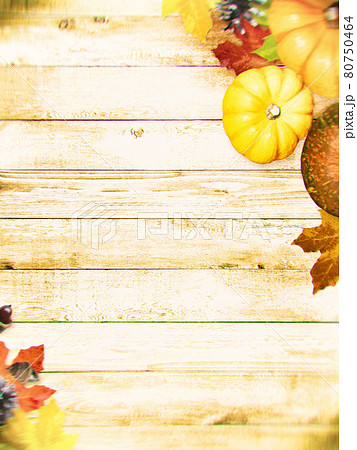 秋をイメージした木目の背景イラスト 80750464