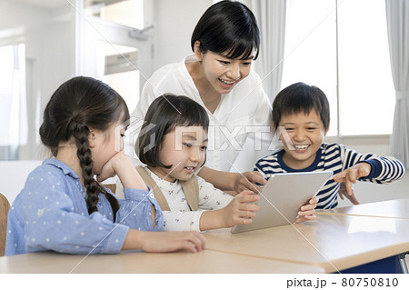 タブレットを使った小学校低学年の授業 ICT教育イメージ 撮影協力:中央工学校附属日本語学校 タブレットを使った小学校低学年の授業 ICT教育イメージ 撮影協力:中央工学校附属日本語学校 80750810