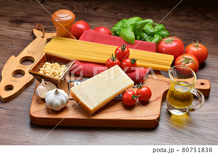 イタリアンのパスタの調理食材イメージ パルミジャーノチーズ トマト バジル オリーブオイル ニンニクの写真素材