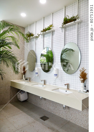 トイレ 環境に配慮し シンク 80751931