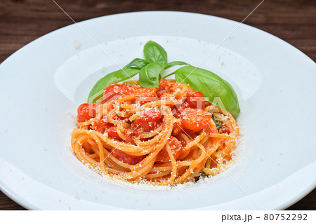 イタリアンパスタ、トマトソースのパスタ、フレッシュトマト使用、バジル添え。 イタリアンパスタ、トマトソースのパスタ、フレッシュトマト使用、バジル添え。 80752292