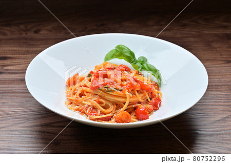 イタリアンパスタ、トマトソースのパスタ、フレッシュトマト使用、バジル添え。 80752296