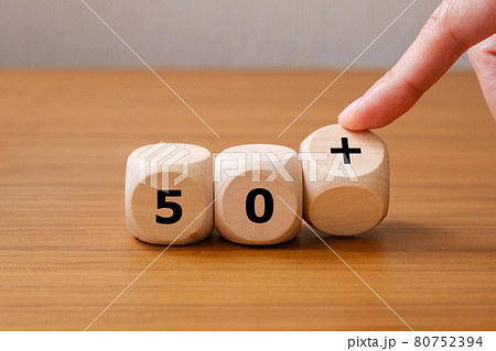 50代以上 サイコロの目を変える手 50代以上 サイコロの目を変える手 80752394