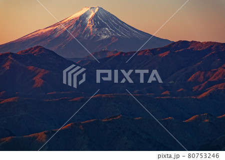 雲取山稜線から見る朝の富士山 雲取山稜線から見る朝の富士山 80753246