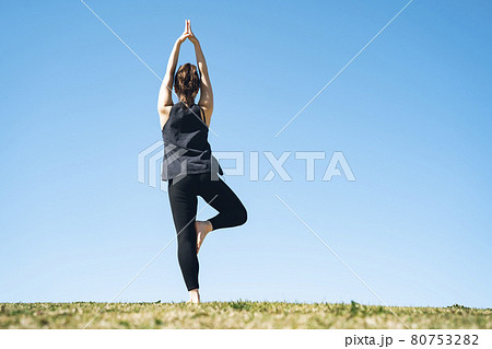 運動・スポーツ・ヨガ(木のポーズ) 運動・スポーツ・ヨガ(木のポーズ) 80753282