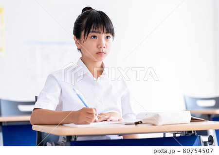 教室で勉強する中学生 撮影協力:中央工学校附属日本語学校 教室で勉強する中学生 撮影協力:中央工学校附属日本語学校 80754507