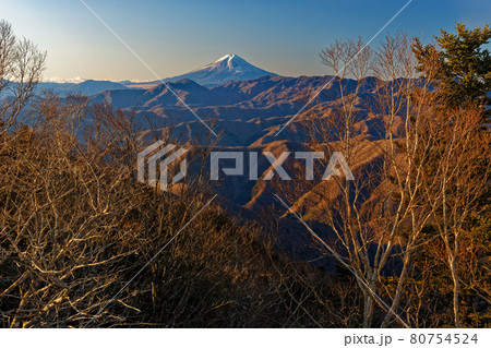 雲取山山頂から見る冬の富士山 雲取山山頂から見る冬の富士山 80754524