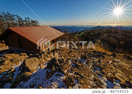 朝の雲取山避難小屋と奥多摩の山並み 80754525