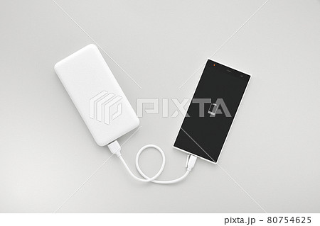 モバイルバッテリーでスマホの充電 80754625