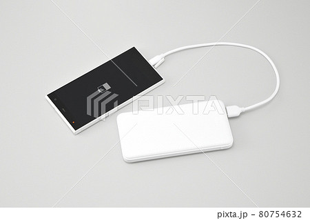 モバイルバッテリーでスマホの充電 80754632