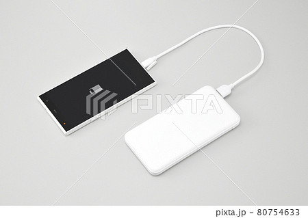 モバイルバッテリーでスマホの充電 80754633
