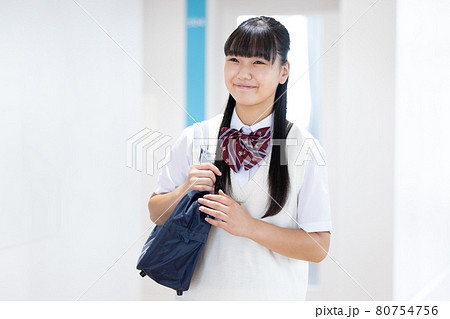 廊下を歩く女子学生のポートレート　撮影協力：中央工学校附属日本語学校 80754756