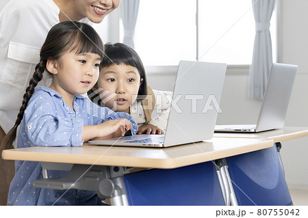 小学生(低学年)のパソコンの授業 ICT教育 イメージ 撮影協力:中央工学校附属日本語学校 小学生(低学年)のパソコンの授業 ICT教育 イメージ 撮影協力:中央工学校附属日本語学校 80755042