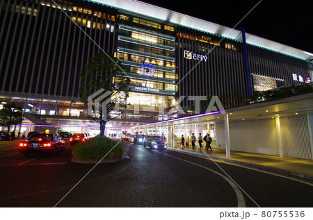 夜の博多駅 80755536
