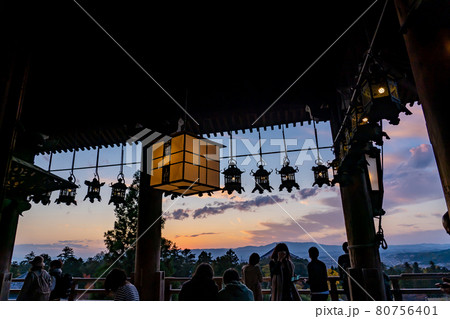 奈良県東大寺 お水取りで有名な二月堂の舞台から美しい夕景を眺める人々 奈良県東大寺 お水取りで有名な二月堂の舞台から美しい夕景を眺める人々 80756401