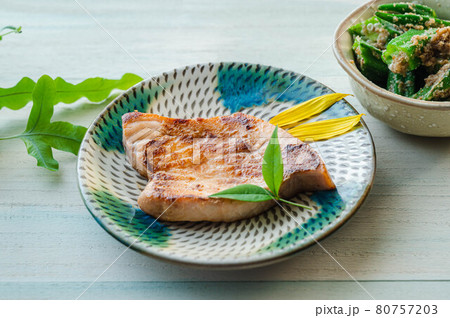 メカジキの漬け焼き 80757203