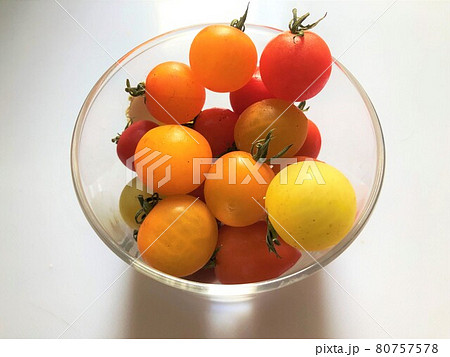 ガラスの器に盛られたカラフルなプチトマト 80757578
