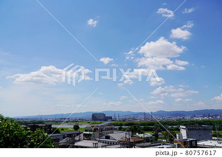 大阪 枚方宿 万年寺山から見た、今の枚方宿と淀川(枚方、夏) 大阪 枚方宿 万年寺山から見た、今の枚方宿と淀川(枚方、夏) 80757617