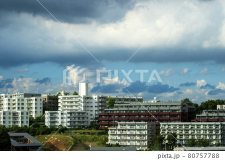関東地方に台風接近の前触れの空模様、空の青、雲の変容 80757788