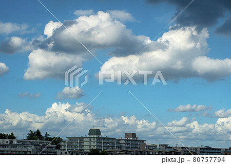 関東地方に台風接近の前触れの空模様、空の青、雲の変容 80757794