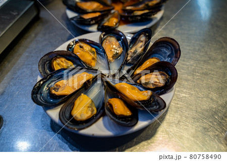 スペインのバルで生ムール貝を食す！ 80758490