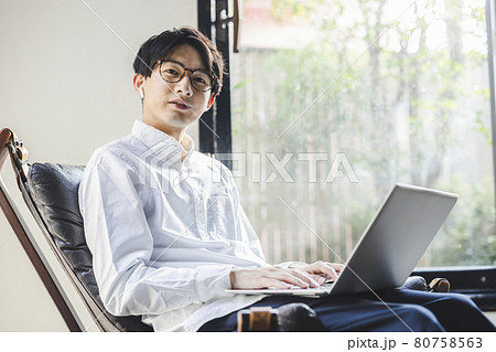 若い男性 パソコン テレワーク 若い男性 パソコン テレワーク 80758563