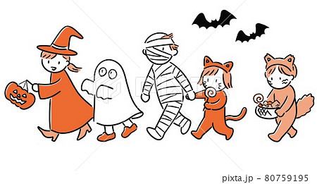 ハロウィンに仮装して歩くこどもたち 80759195