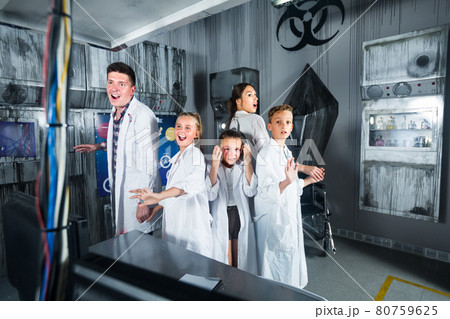 Husband with wife and children are going crazy because they run 80759625