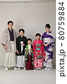 七五三　着物姿の家族写真 80759884