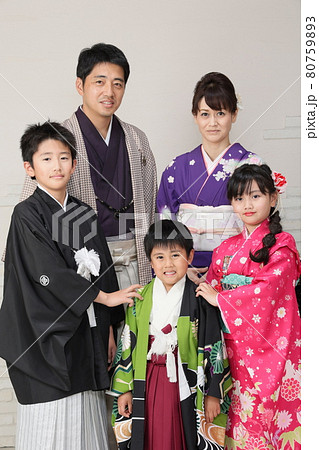 七五三 着物姿の家族写真 七五三 着物姿の家族写真 80759893