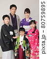 七五三　着物姿の家族写真 80759895