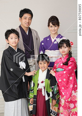 七五三　着物姿の家族写真 80759895