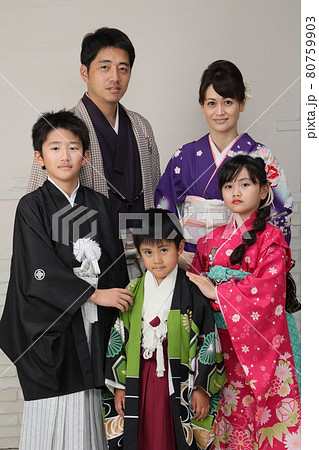 七五三　着物姿の家族写真 80759903