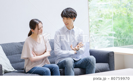 家で話をする若い夫婦・カップル 80759970