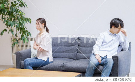 家で喧嘩をする若い夫婦・カップル 家で喧嘩をする若い夫婦・カップル 80759976