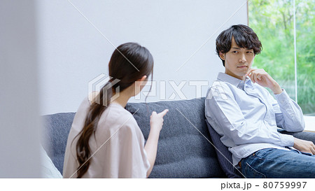 家で喧嘩をする若い夫婦・カップル 家で喧嘩をする若い夫婦・カップル 80759997