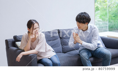 家で喧嘩をする若い夫婦・カップル 80759999