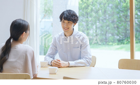 家で話をする若い夫婦・カップル 家で話をする若い夫婦・カップル 80760030