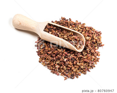 scoop on pile of pink sichuan pepper on white scoop on pile of pink sichuan pepper on white 80760947