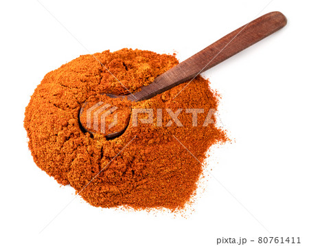spoon on chili powder from cayenne pepper on white spoon on chili powder from cayenne pepper on white 80761411