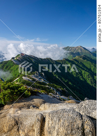 燕岳からの風景　山脈と燕山荘 80761934