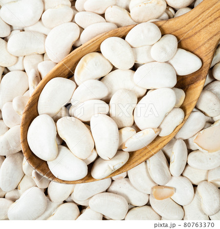 lima beans in wooden spoon closeup 80763370