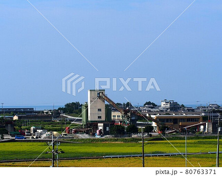 夏の実り（夏空とセメント工場と海沿いの町） 80763371